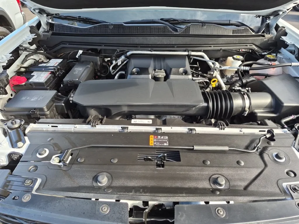 Used 2025 Summit White Chevrolet ZR2 image 31