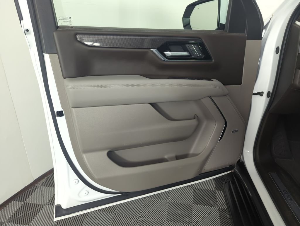 Used 2025 White GMC Elevation image 17