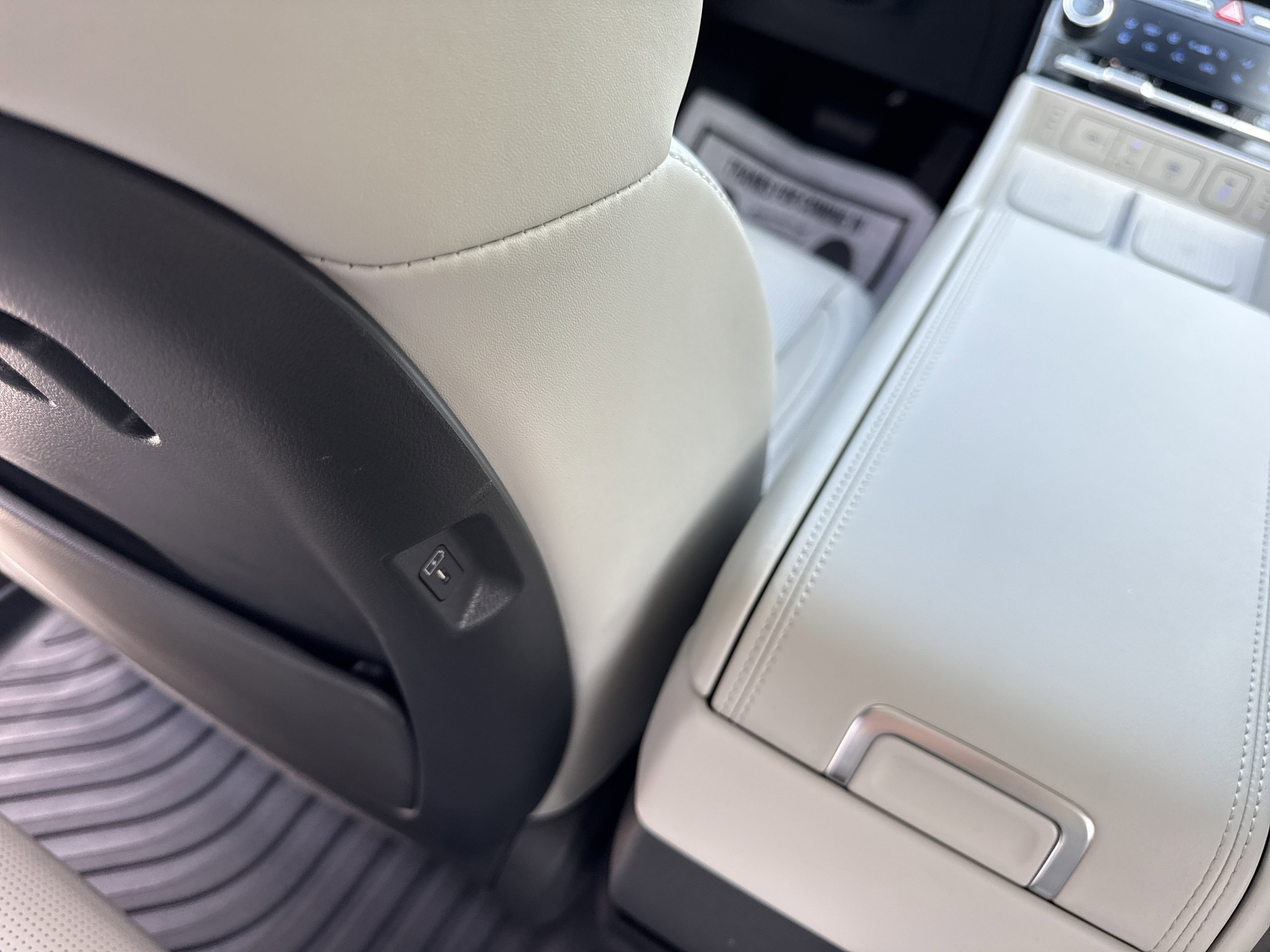 Used 2025 Serenity White Hyundai  image 19