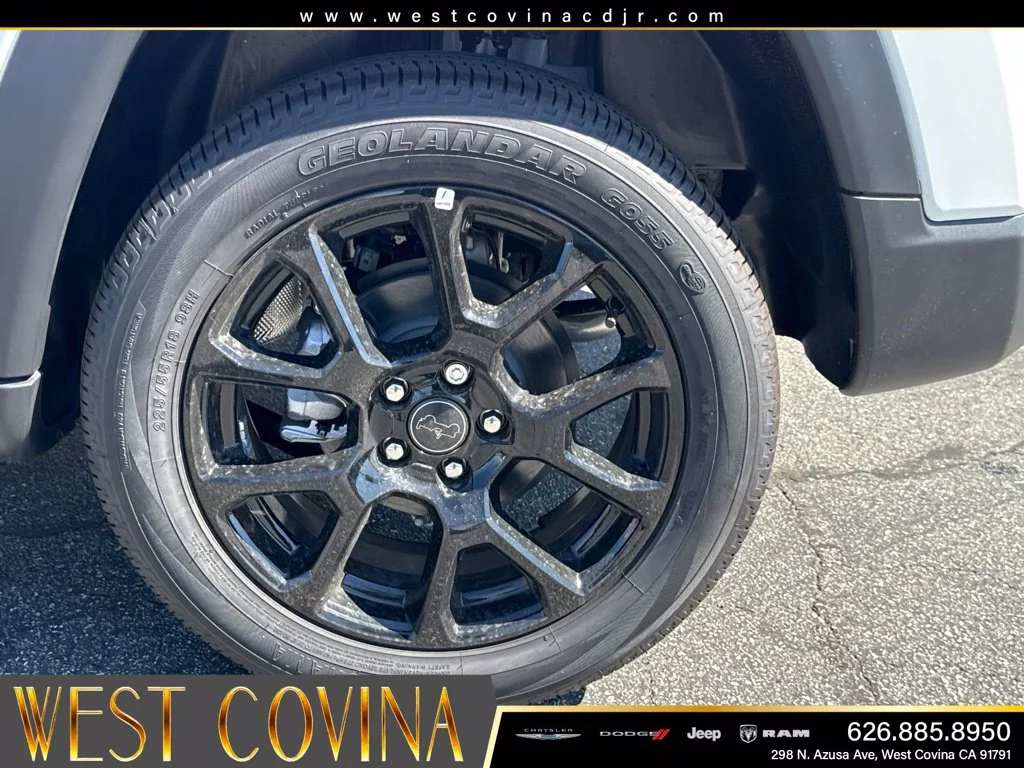 New 2026 Bright White Clear-Coat Exterior Paint Jeep Latitude image 29