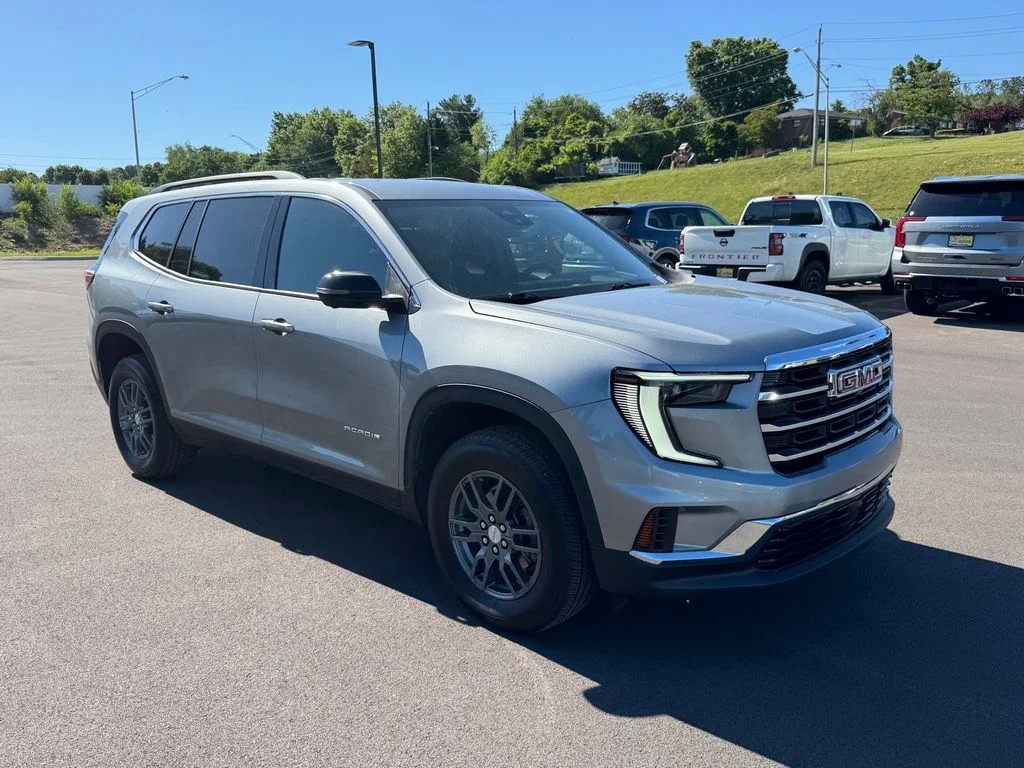 Used 2025 Silver GMC Elevation image 2