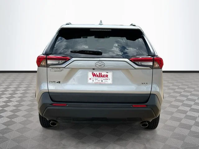 Used 2021 Silver Toyota XLE image 6