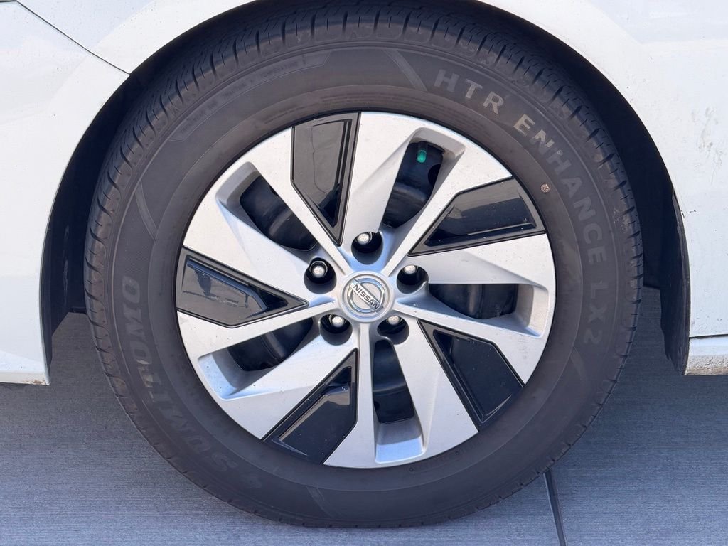 Used 2021 White Nissan 2.5 S image 7