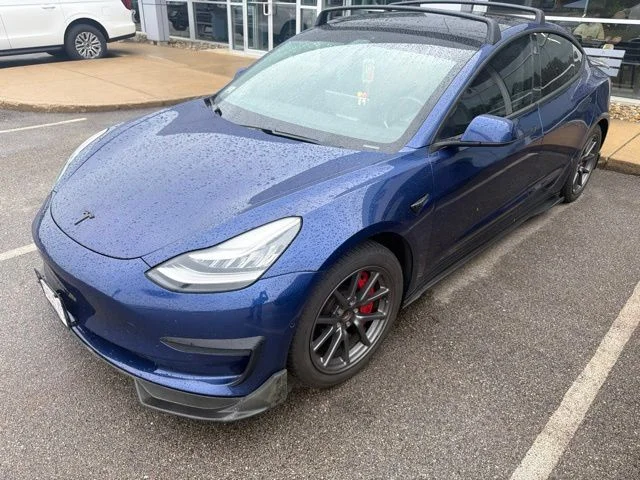 Used 2020  Tesla  image 1