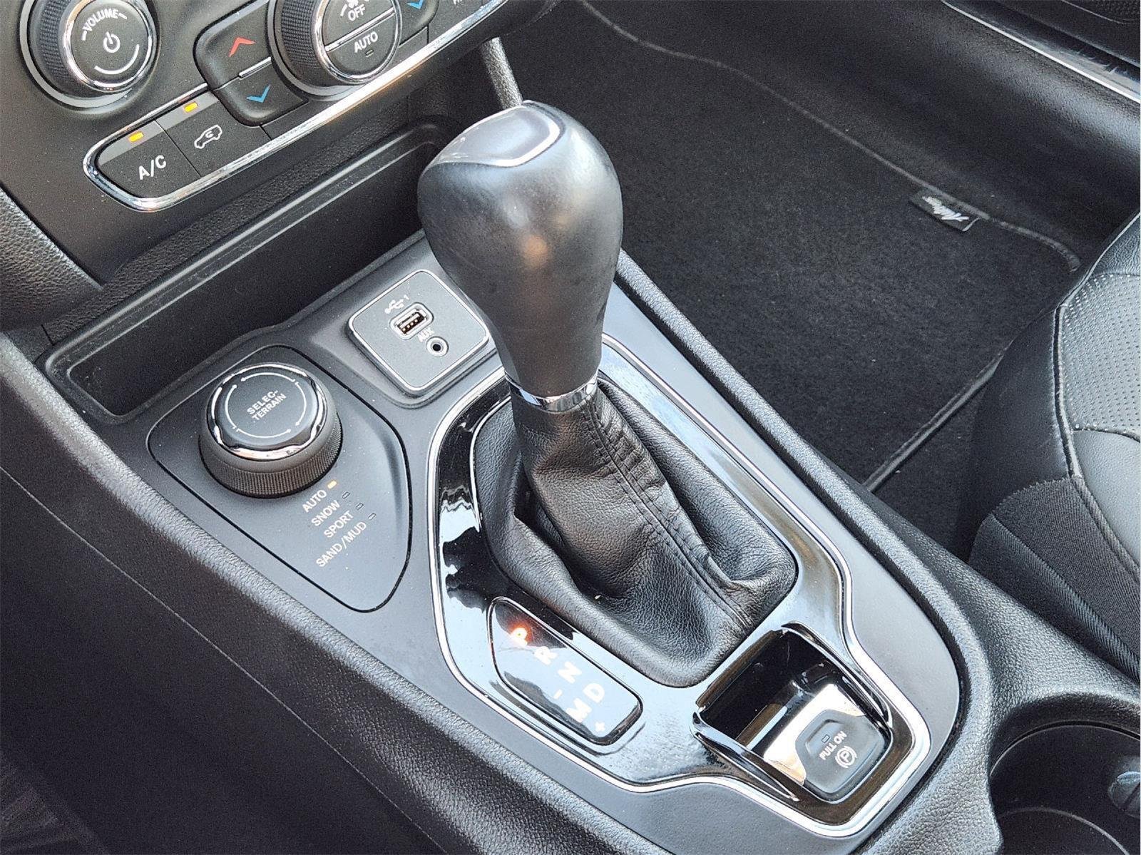 Used 2019 Diamond Black Crystal Pearlcoat Jeep Limited image 19