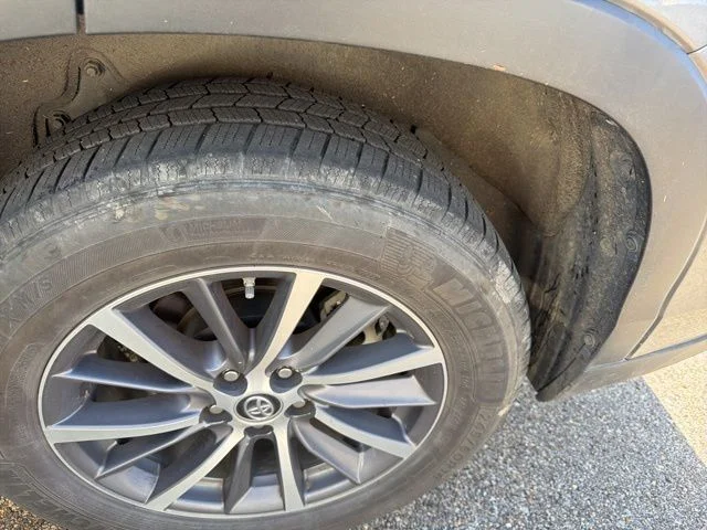 Used 2018 White Toyota XLE image 9