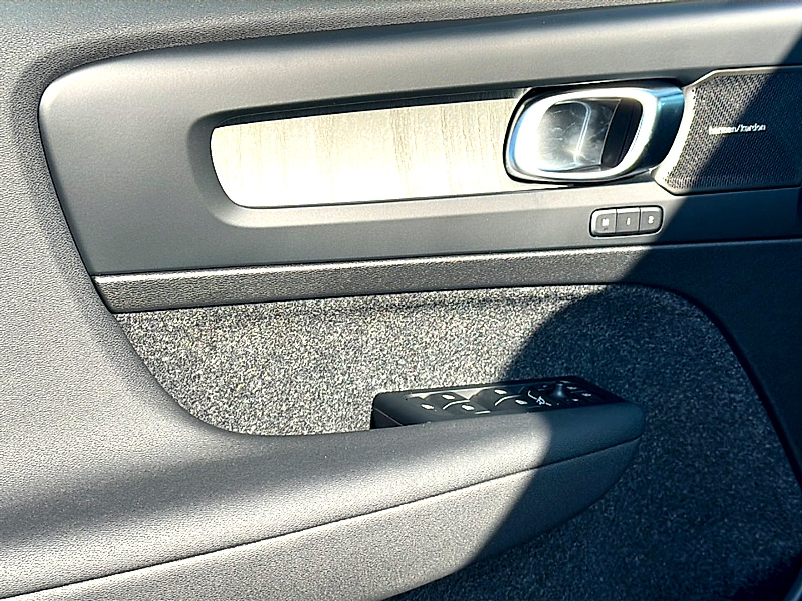2026 Volvo XC40 Plus - Photo 13