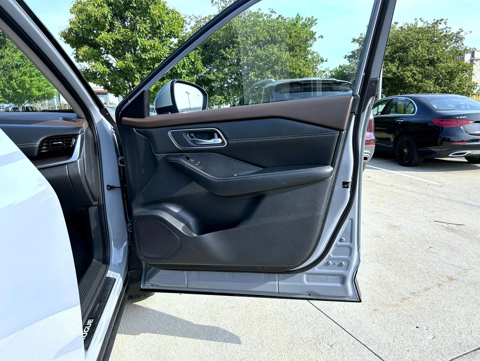 Used 2023 Gray Nissan Platinum image 16