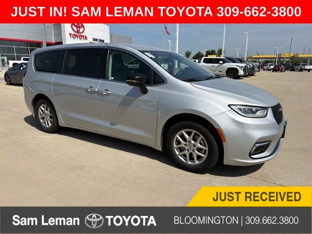 2024 Chrysler Pacifica Touring L's photo