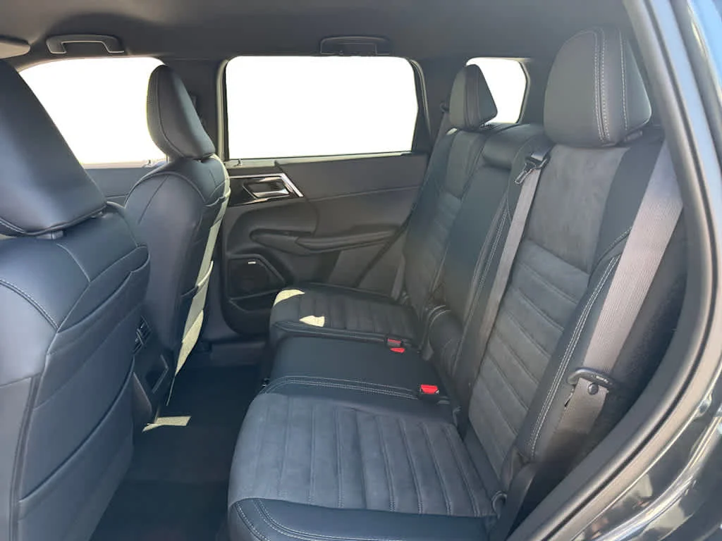 New 2026 Graphite Gray Mitsubishi LE image 12
