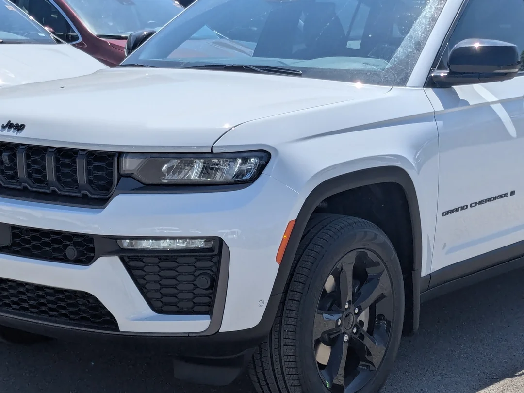 New 2026 White Jeep Limited - - 4x4 - 20 Gloss Black Wheels - Pano Sunroof - 6-Pass Seating - FamCam & More! image 10