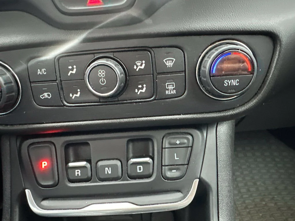 Used 2020 White GMC SLT image 19