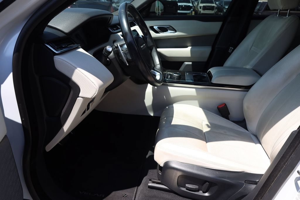 Used 2018 White Land Rover R-Dynamic SE image 11