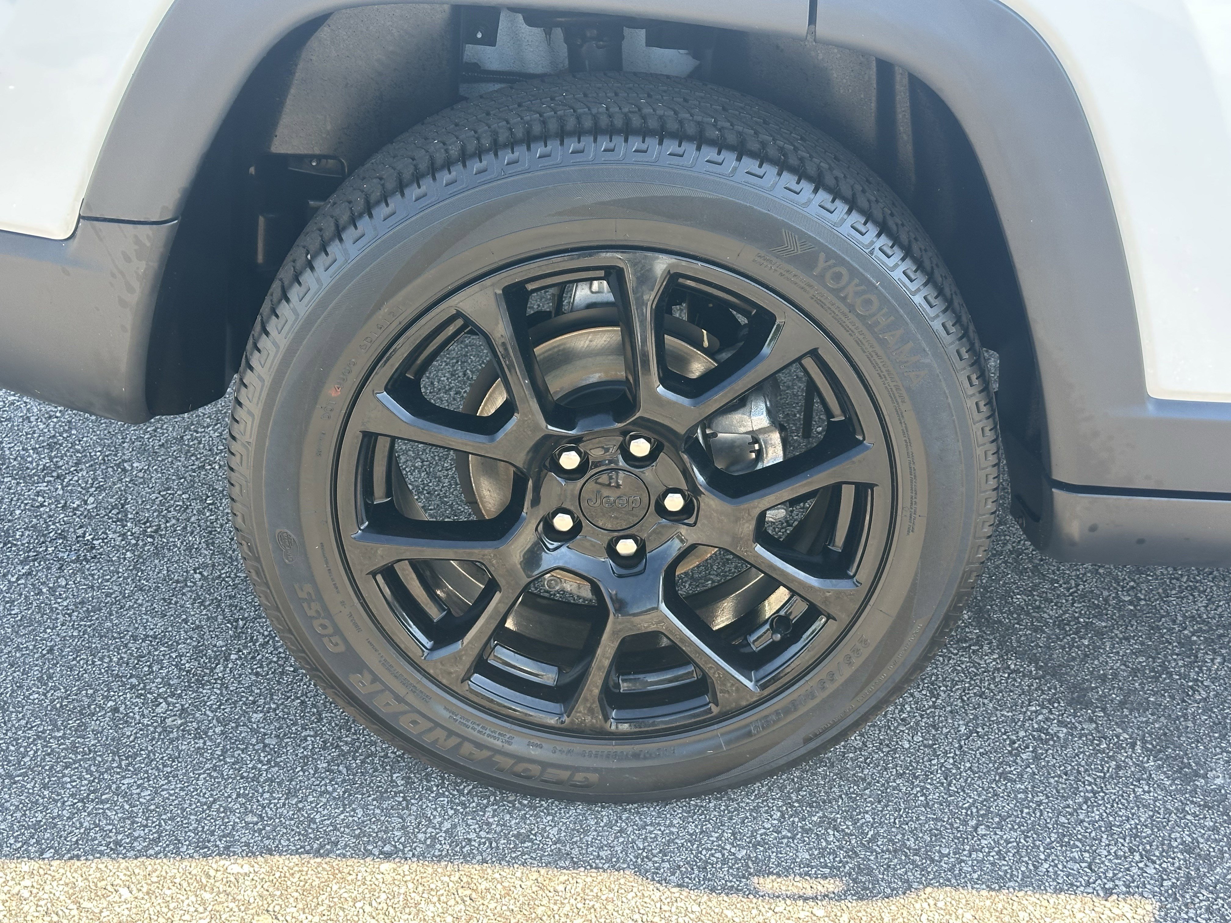 Used 2022 Bright White Clearcoat Jeep Latitude Lux image 17