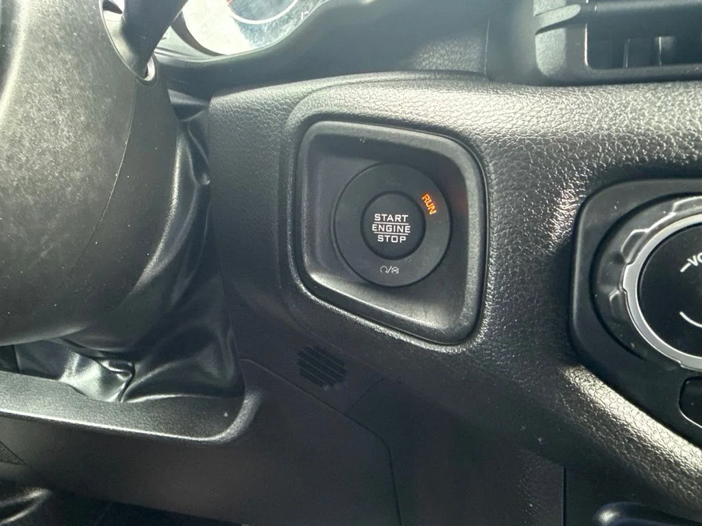 Used 2025 White Jeep Sport S image 19