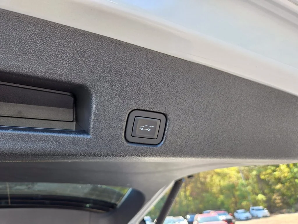 Used 2025 White GMC Elevation image 18