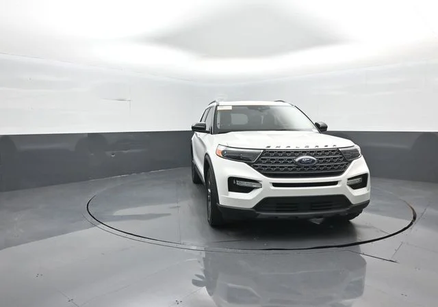 Certified Used 2022 White Metallic Ford XLT image 3