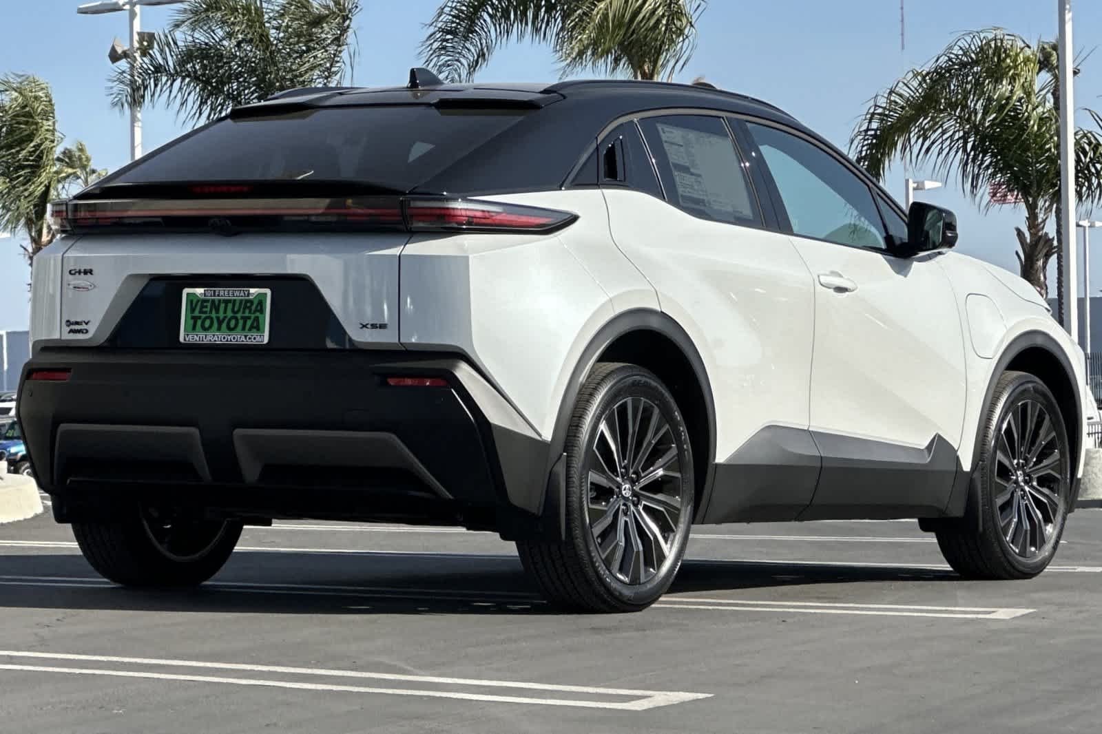 New 2026 Wind Chill Pearl with Midnight Black Metallic roof <sup>1</sup> Toyota  XSE image 4