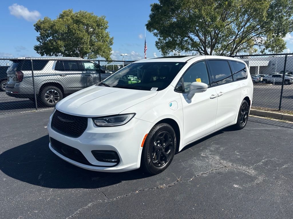 Used 2022 White Chrysler Limited image 8