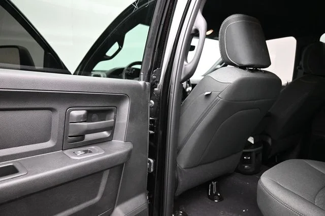 New 2026 Diamond Black Crystal Pearl-Coat Exterior Paint RAM Tradesman image 17