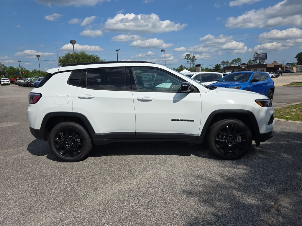 New 2026 Bright White Clear-Coat Exterior Paint Jeep Latitude image 7