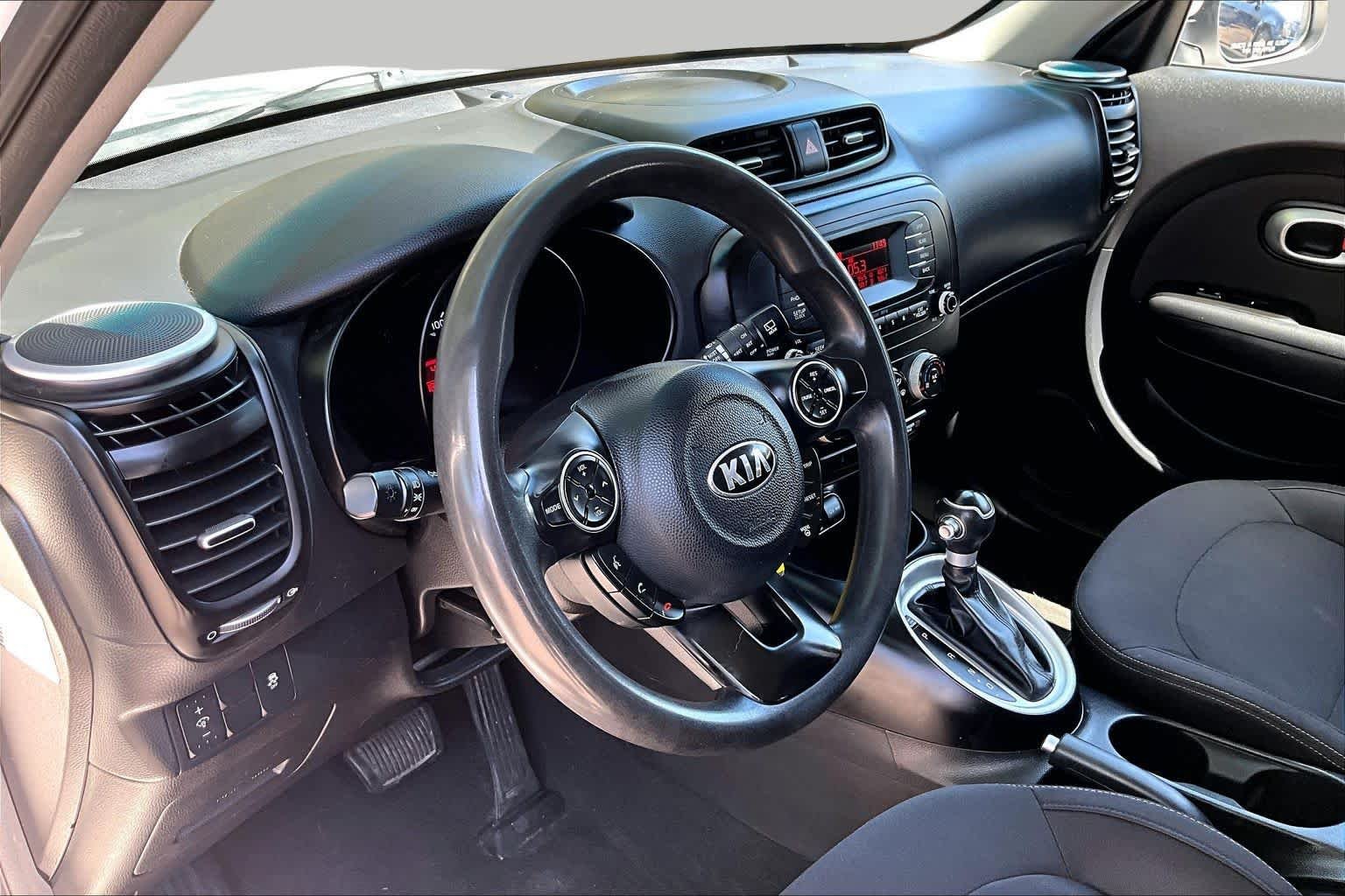 Used 2016 Clear White Kia Base image 17