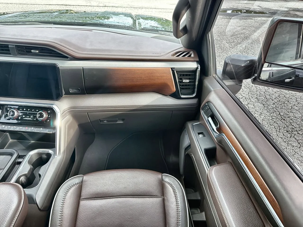 Used 2024 Onyx Black GMC Denali image 24