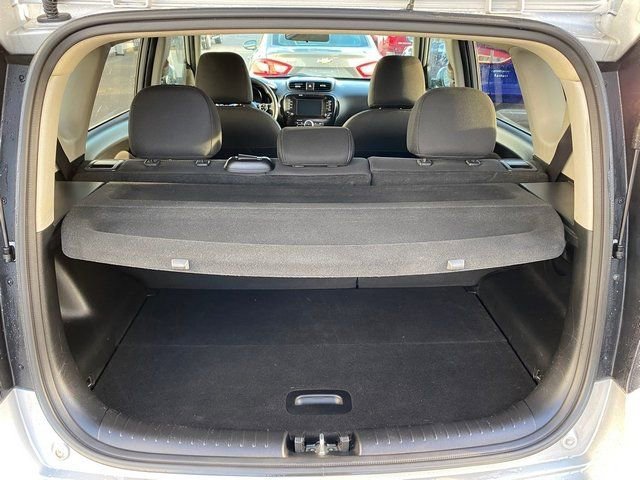 Used 2019  Kia + image 18