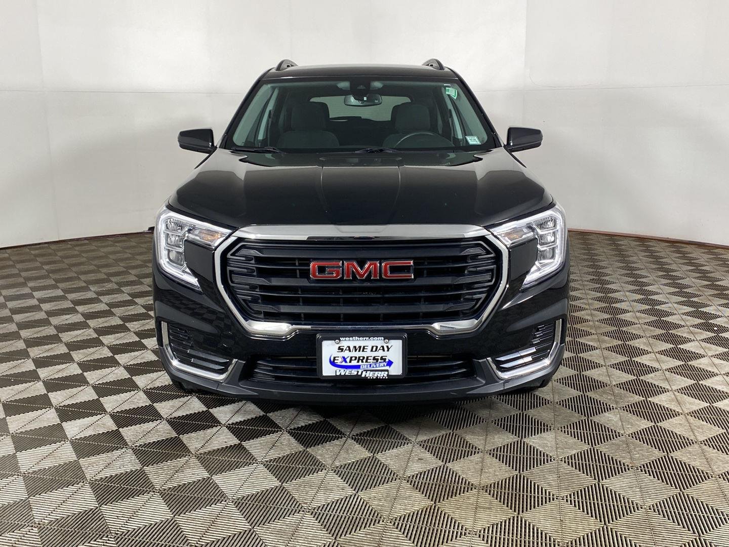 Used 2023 Ebony Twilight Metallic GMC SLE image 2