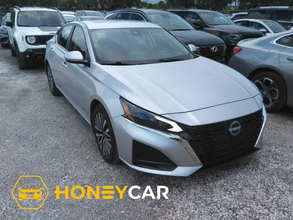 2024 Nissan Altima's photo