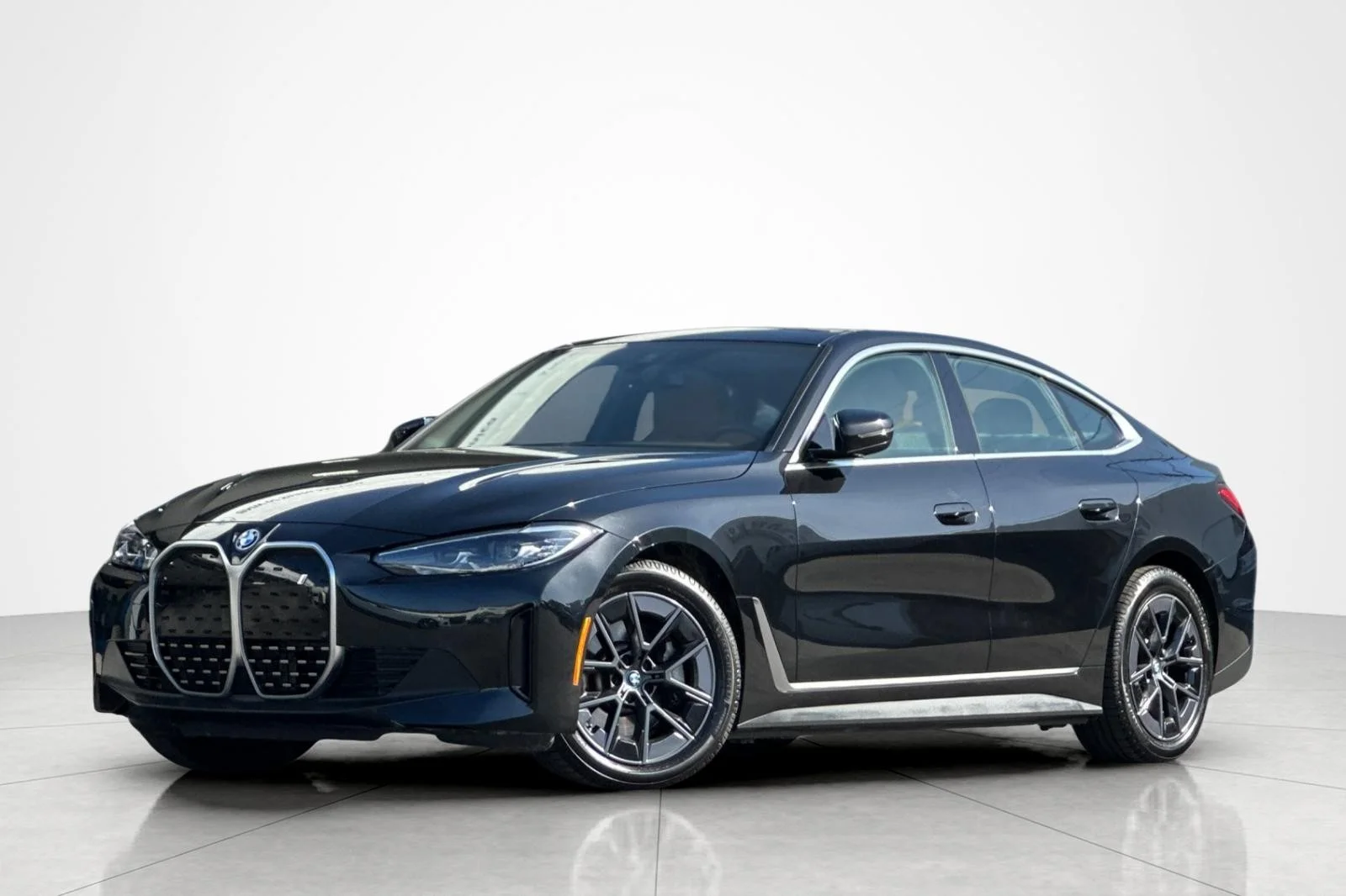 2023 BMW i4 eDrive35's photo