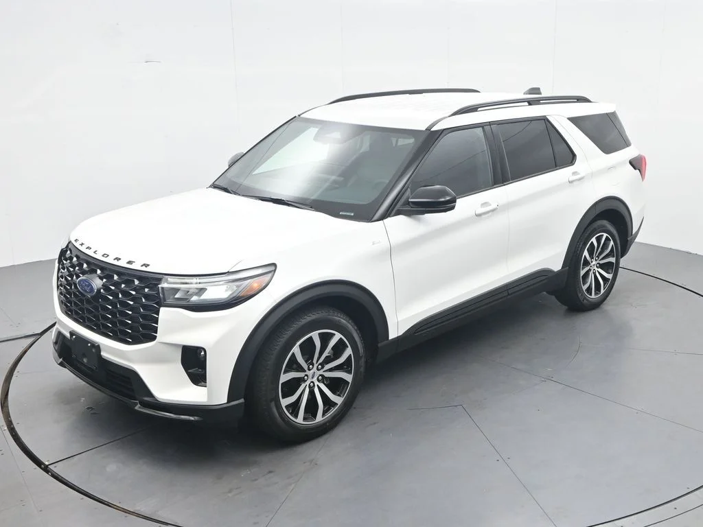 New 2026 Star White Metallic Tri-Coat Ford ST-Line image 31