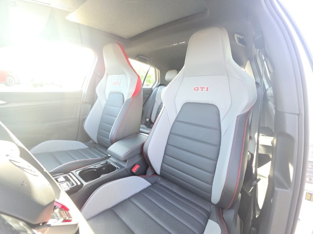 Used 2025  Volkswagen 2.0T SE image 9