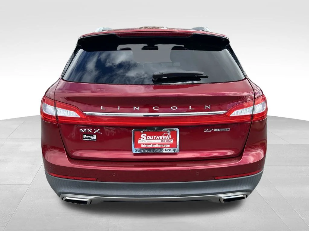 Used 2016 Red Lincoln Select image 4