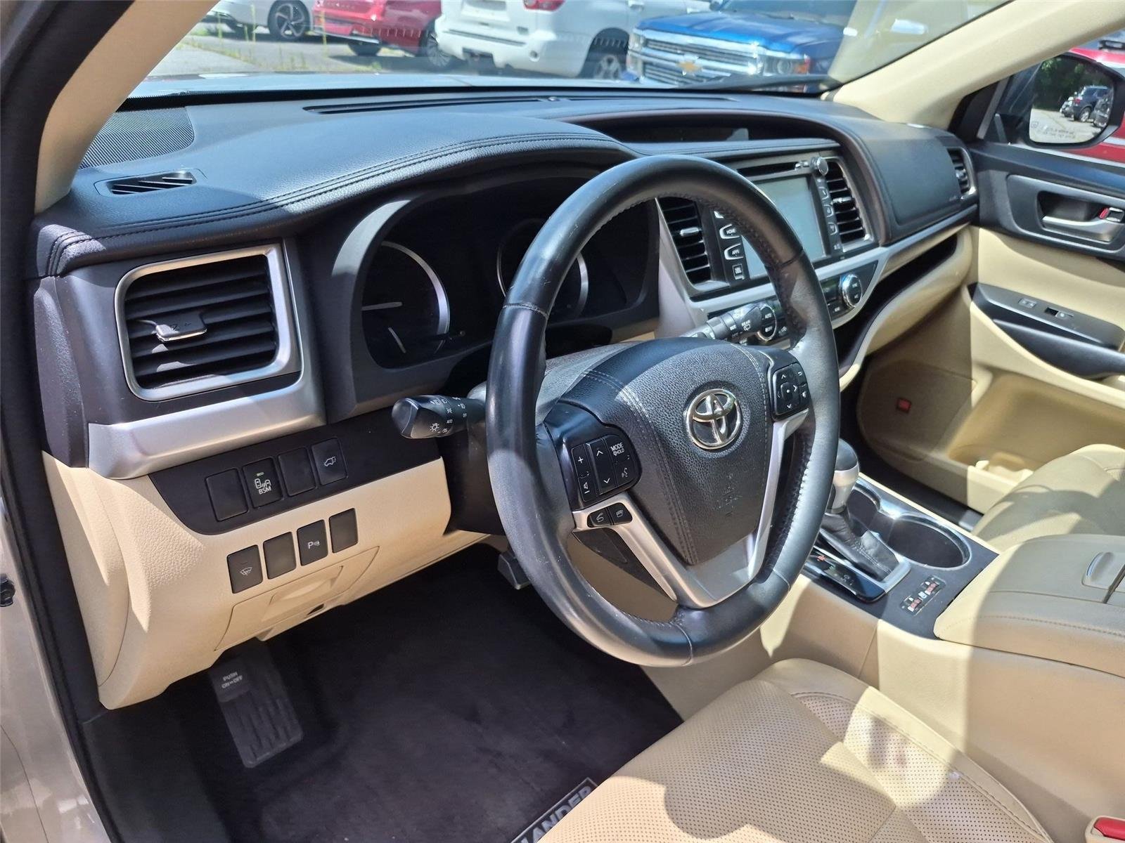 Used 2016  Toyota Limited image 19