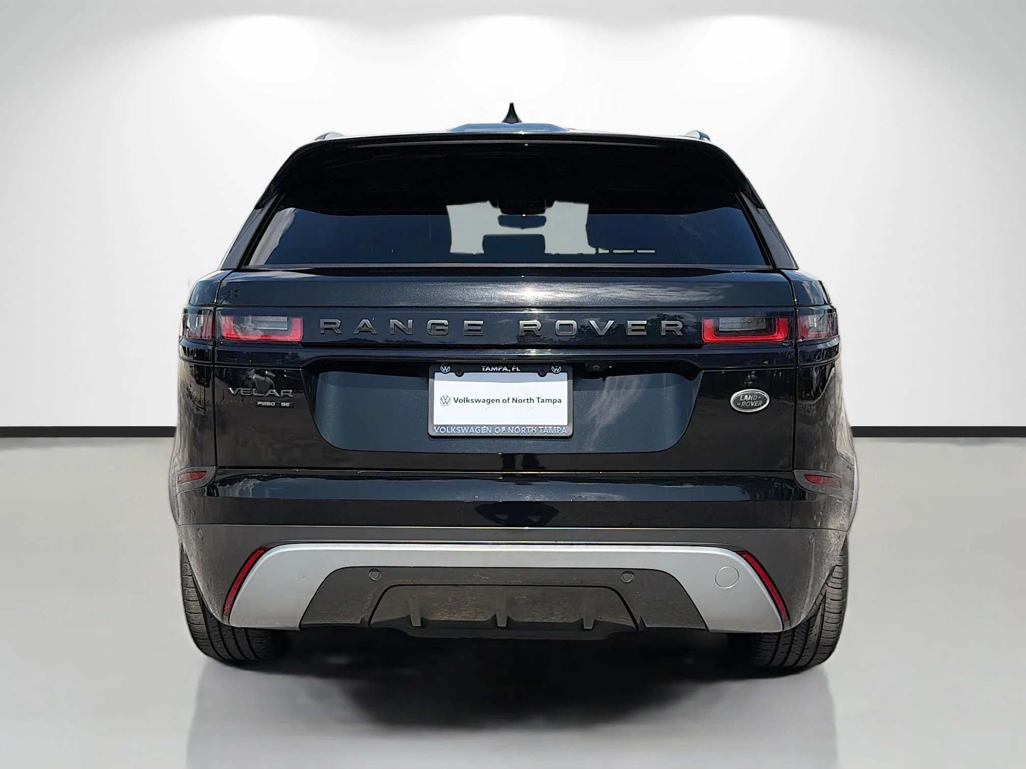 Used 2019 Narvik Black Land Rover R-Dynamic SE image 4