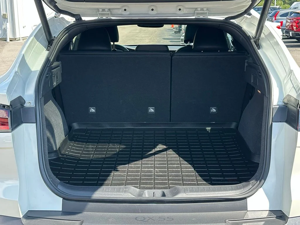 Used 2023 White INFINITI LUXE image 5