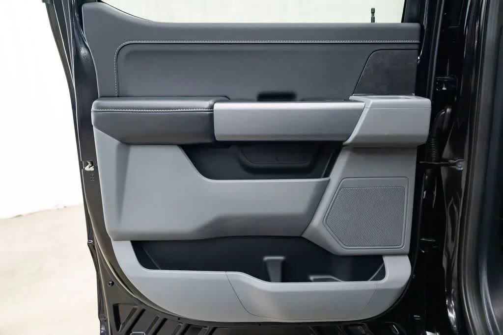 Used 2025 Agate Black Metallic Ford XLT image 23
