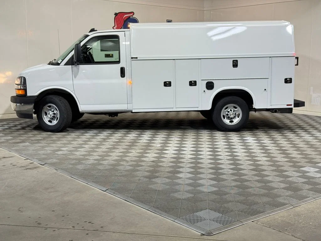 New 2026 Summit White Chevrolet 1WT image 5