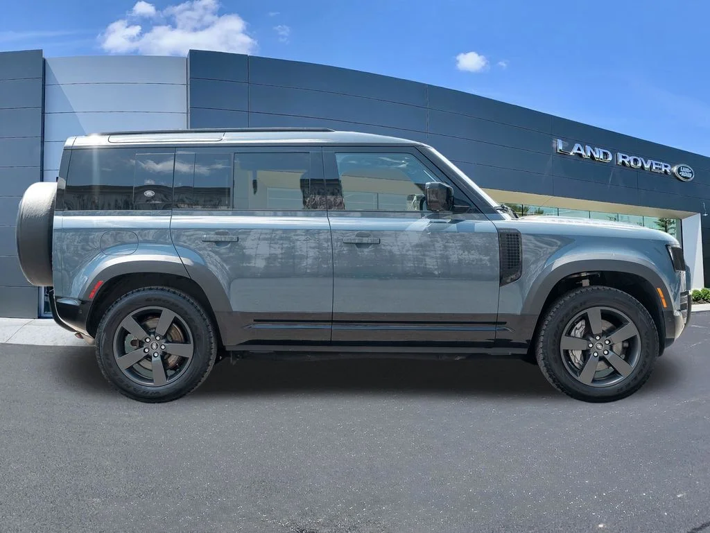Used 2022 Blue Land Rover X-Dynamic HSE image 8