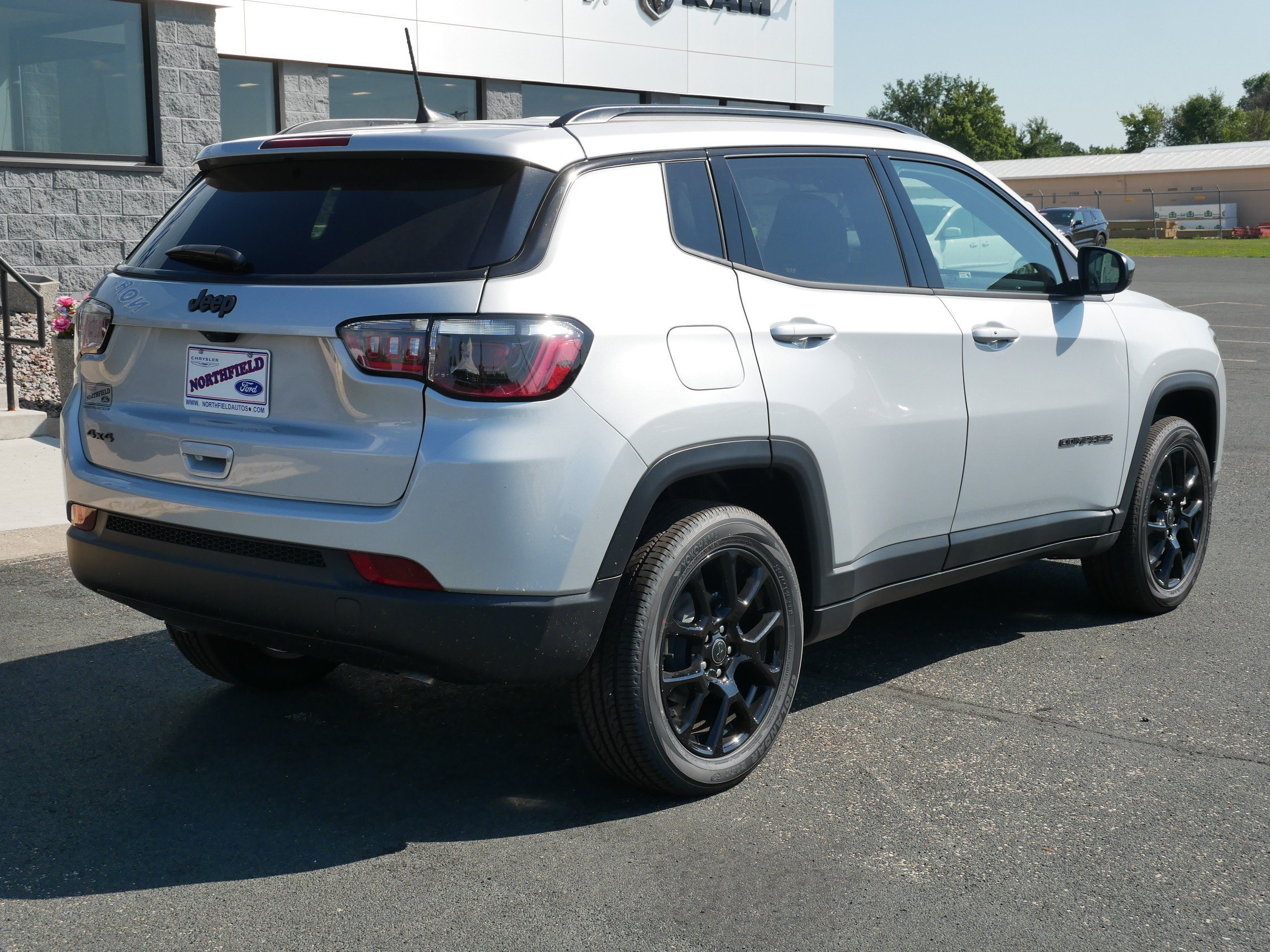 New 2026 Silver Zynith Metallic Clearcoat Jeep Latitude Altitude image 8