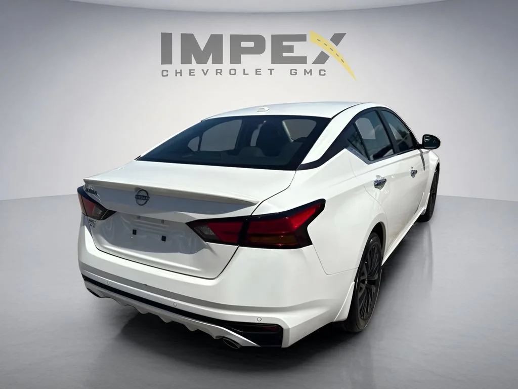 Used 2025 White Nissan SV image 5
