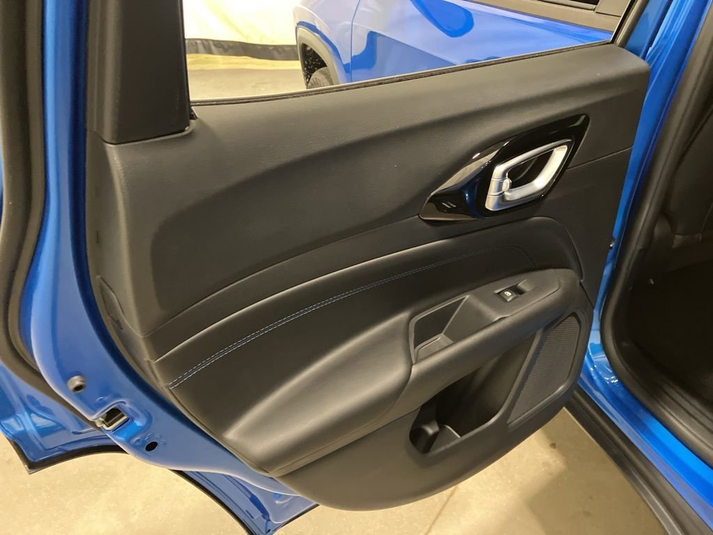 New 2026 Hydro Blue Pearl-Coat Exterior Paint Jeep Limited Altitude image 10