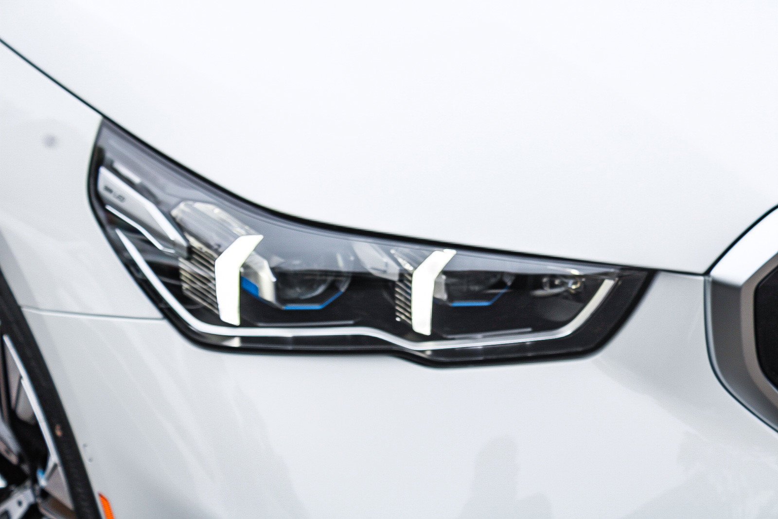 New 2027 Alpine White BMW xDrive40 image 8