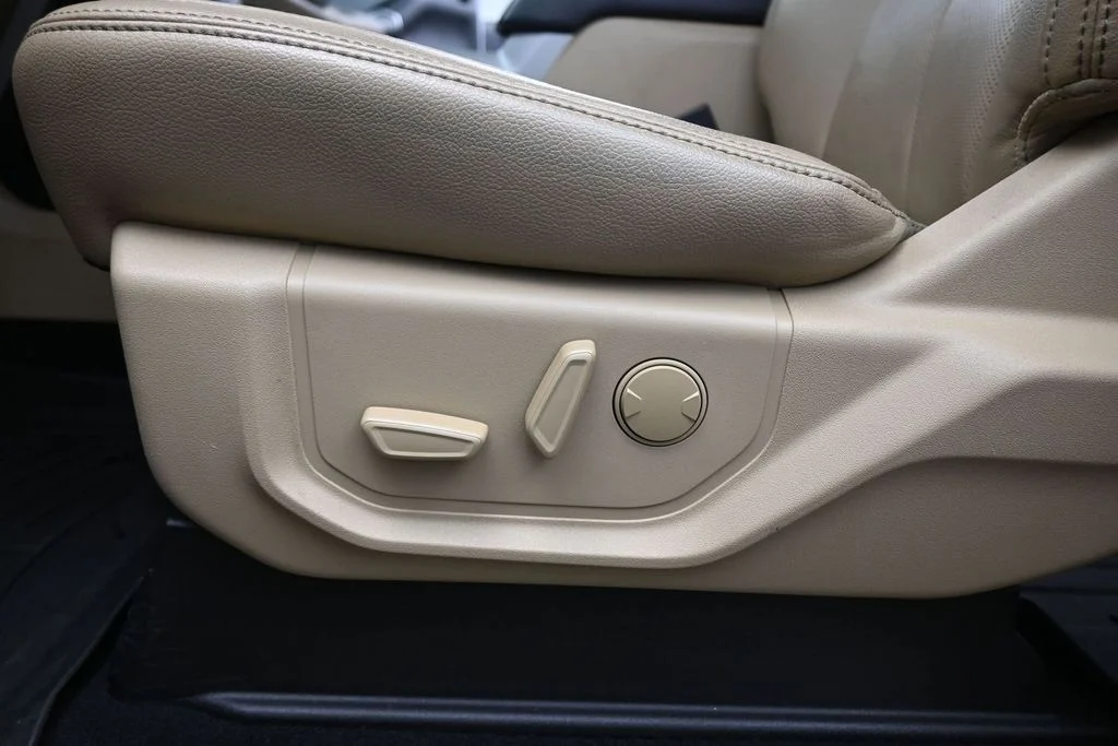 Used 2021 White Ford Lariat image 10