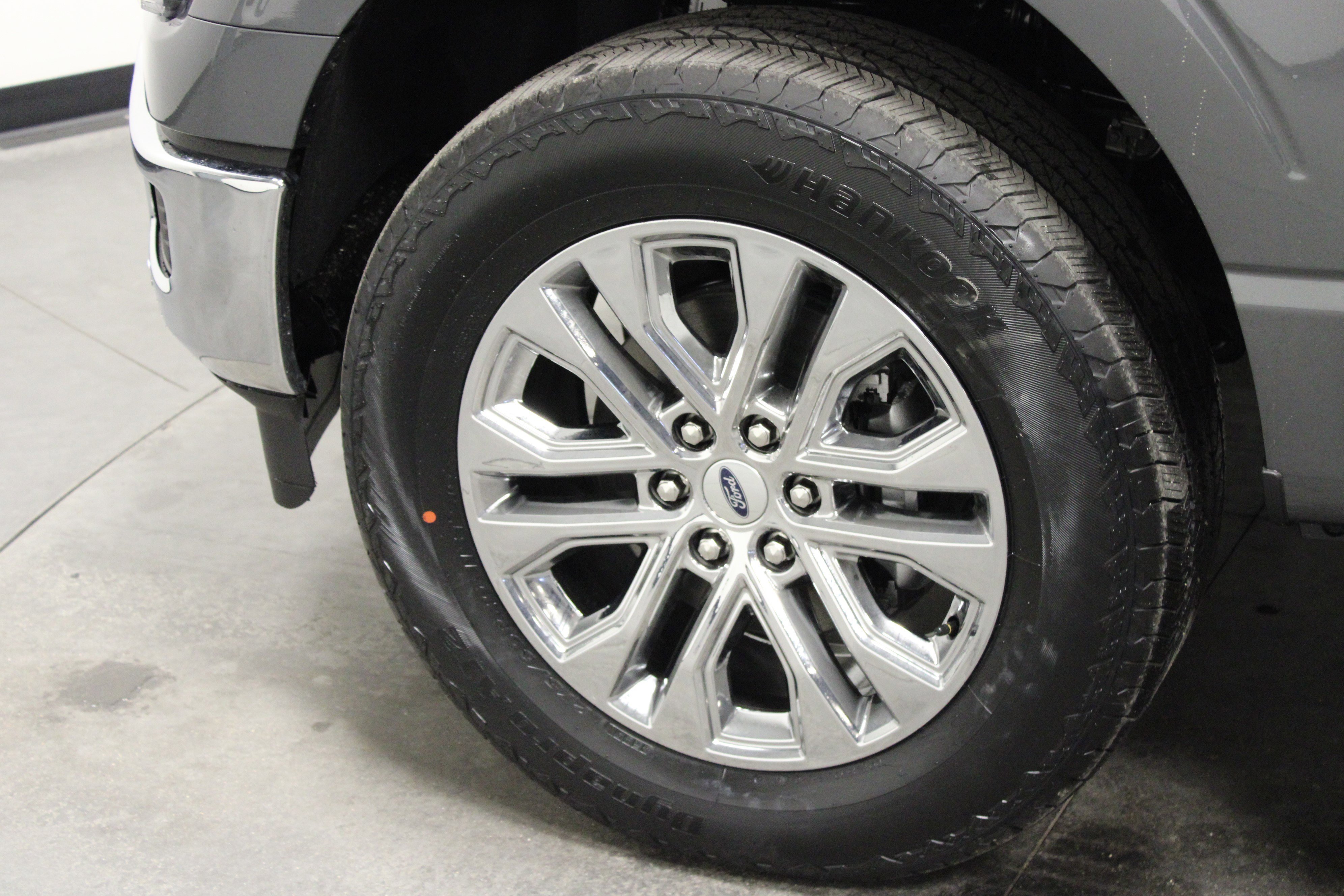 New 2026 Carbonized Gray Metallic Ford LARIAT image 10