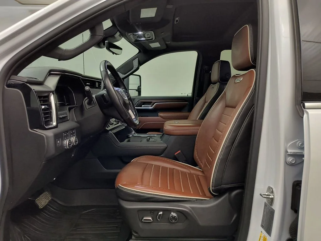 Used 2024 White Frost Tricoat GMC Denali Ultimate image 5