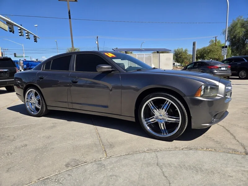 Used 2014 Gray Dodge SE image 4