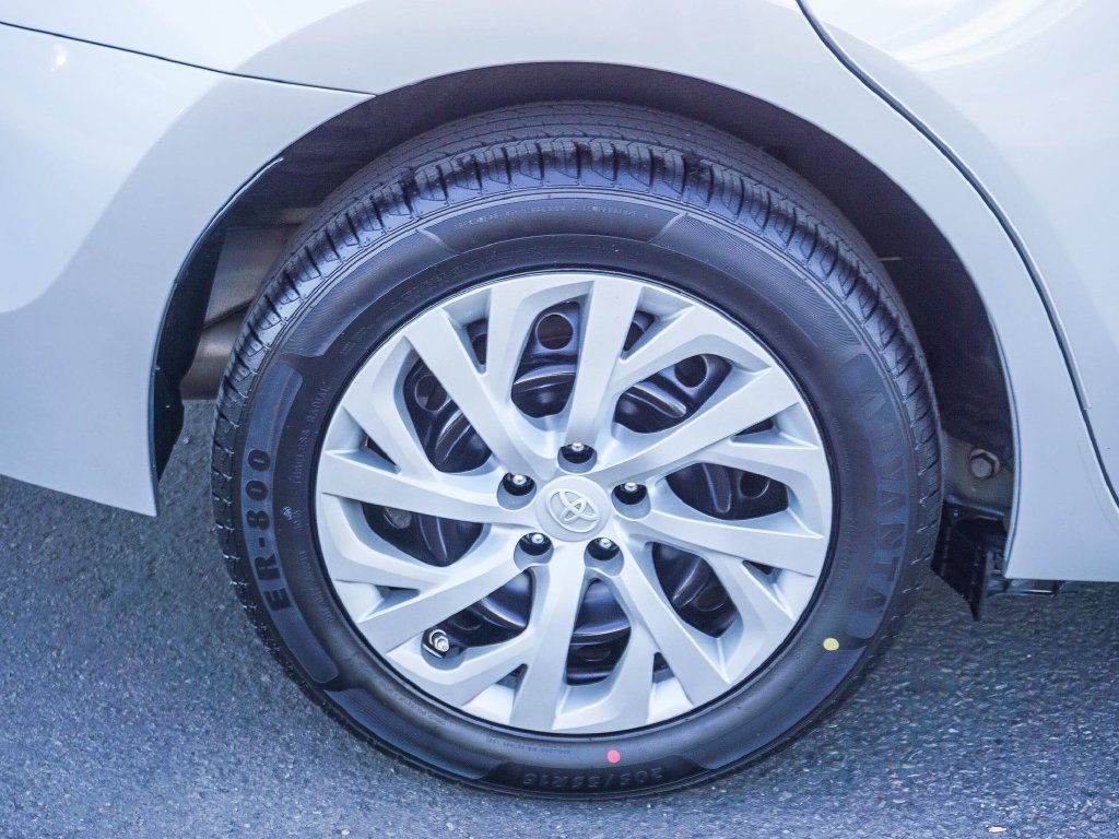 Used 2018 Silver Toyota LE image 9