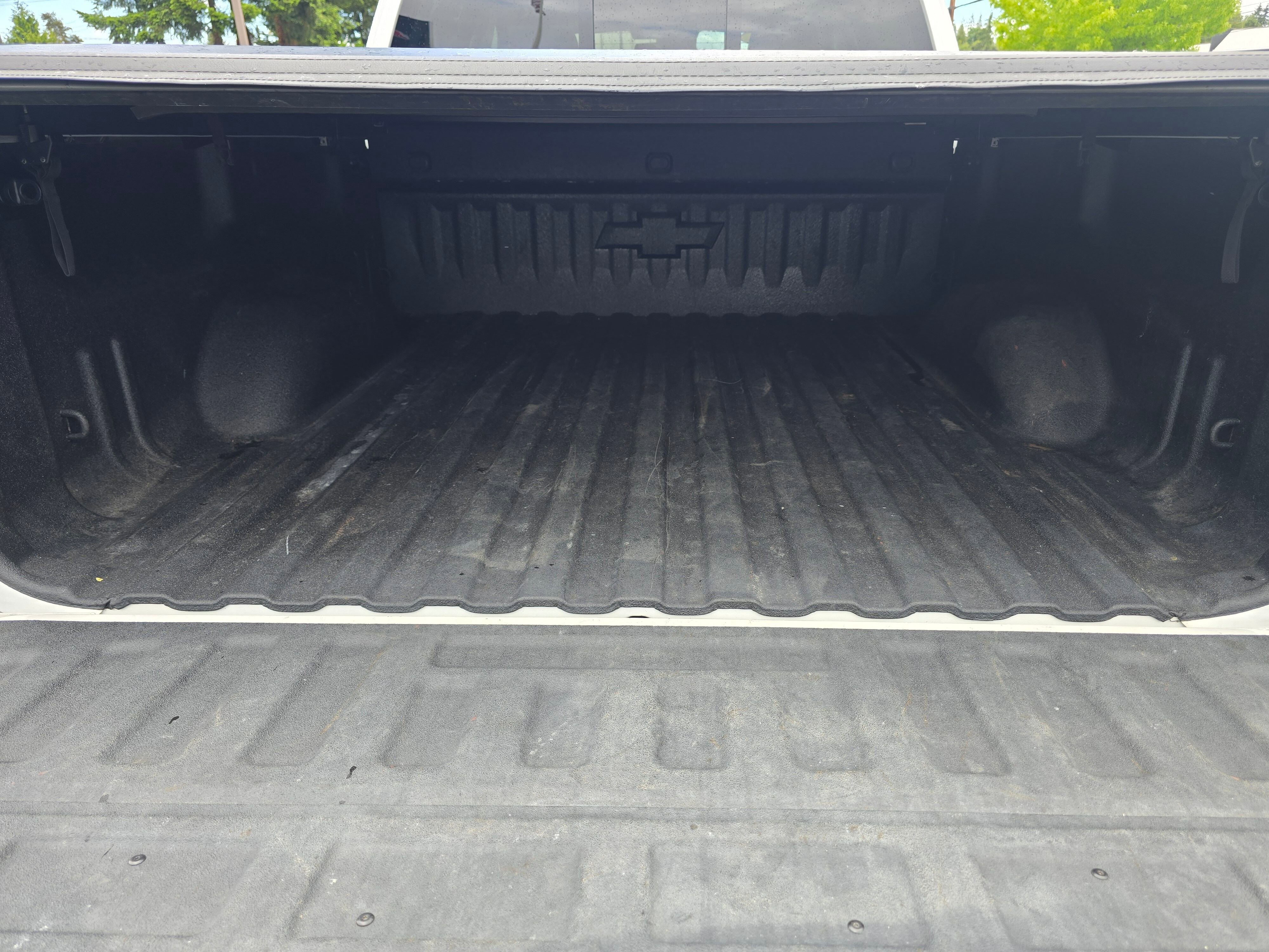 Used 2018 IRIDESCENT PEARL TRICOAT Chevrolet High Country image 14